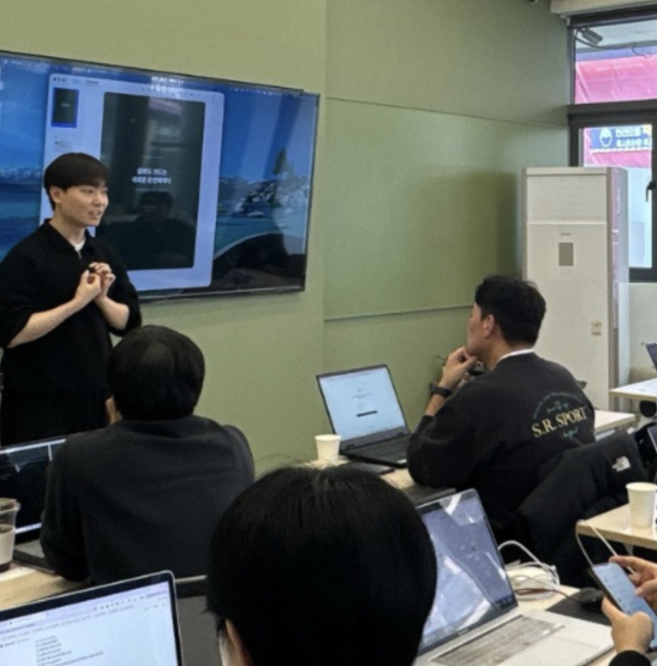 사내 교육 현장 — 담당 직원들이 앱 만드는 법을 배우는 모습